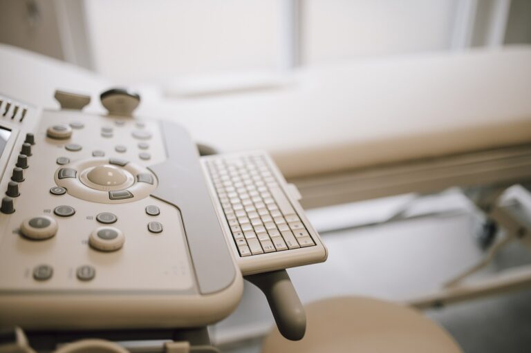 Ultrasound imaging system of the kind used to guide joint pain treatment in Stockbridge, GA patients at the Riverdale clinic