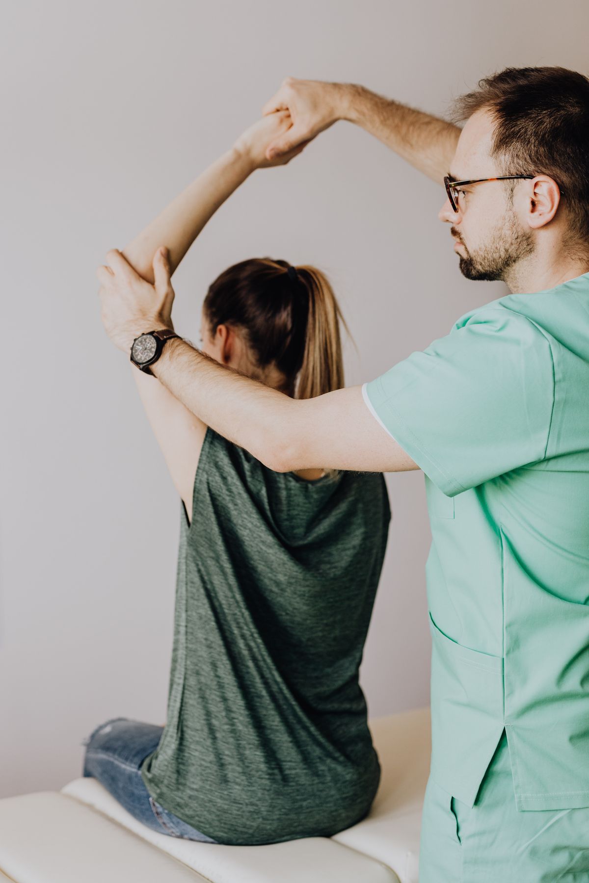 Physical therapist treating a patient during non-surgical sciatica treatment in Riverdale, GA