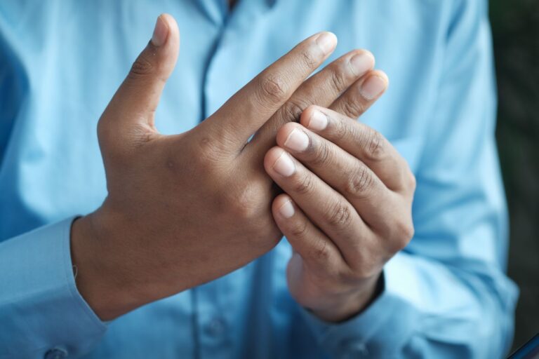 Close-up of hands with joint pain illustrating osteoarthritis vs rheumatoid arthritis at Regenerative Joint Clinics in Riverdale, GA